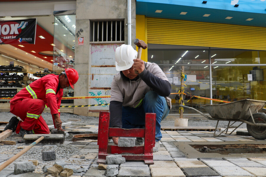 prefeitura-de-carapicuiba-inicia-nova-fase-da-revitalizacao-do-calcadao-com-instalacao-de-novo-piso