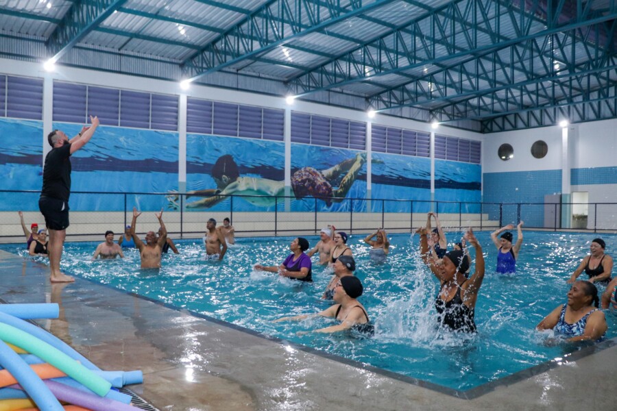 prefeitura-de-carapicuiba-inicia-aulas-de-atividades-aquaticas-para-adultos-no-ceeac-planalto