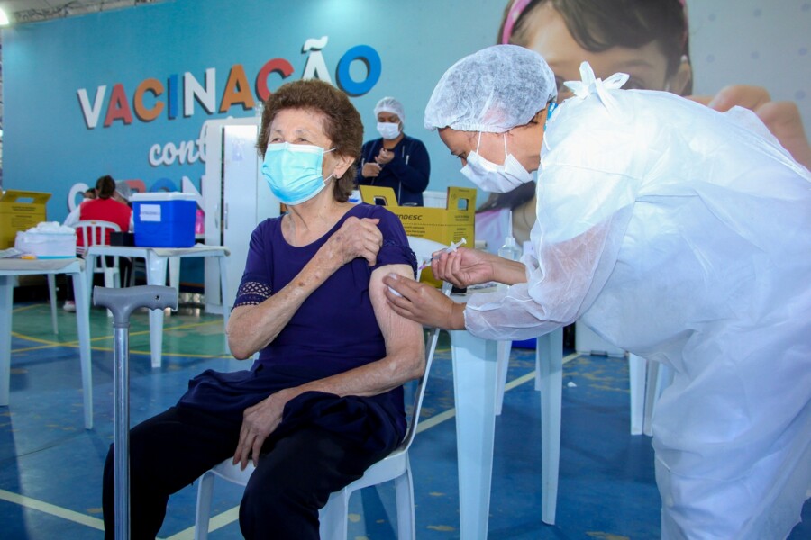 secretaria-de-saude-inicia-aplicacao-da-2-dose-da-bivalente-contra-covid-19-em-pessoas-acima-dos-60-anos