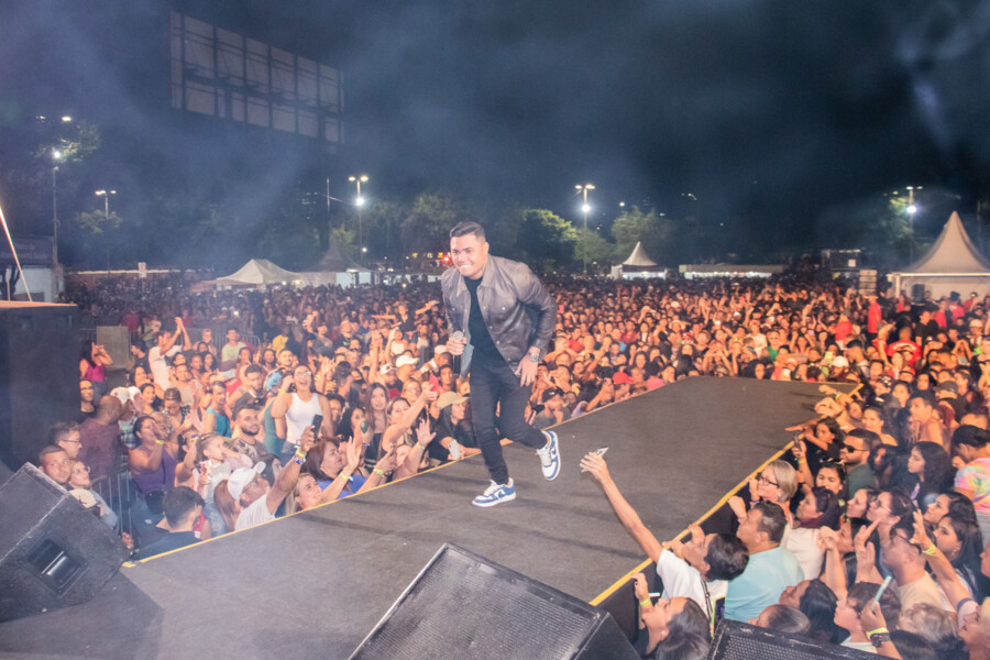 felipe-araujo-e-ferrugem-cantam-na-festa-do-trabalhador-de-carapicuiba